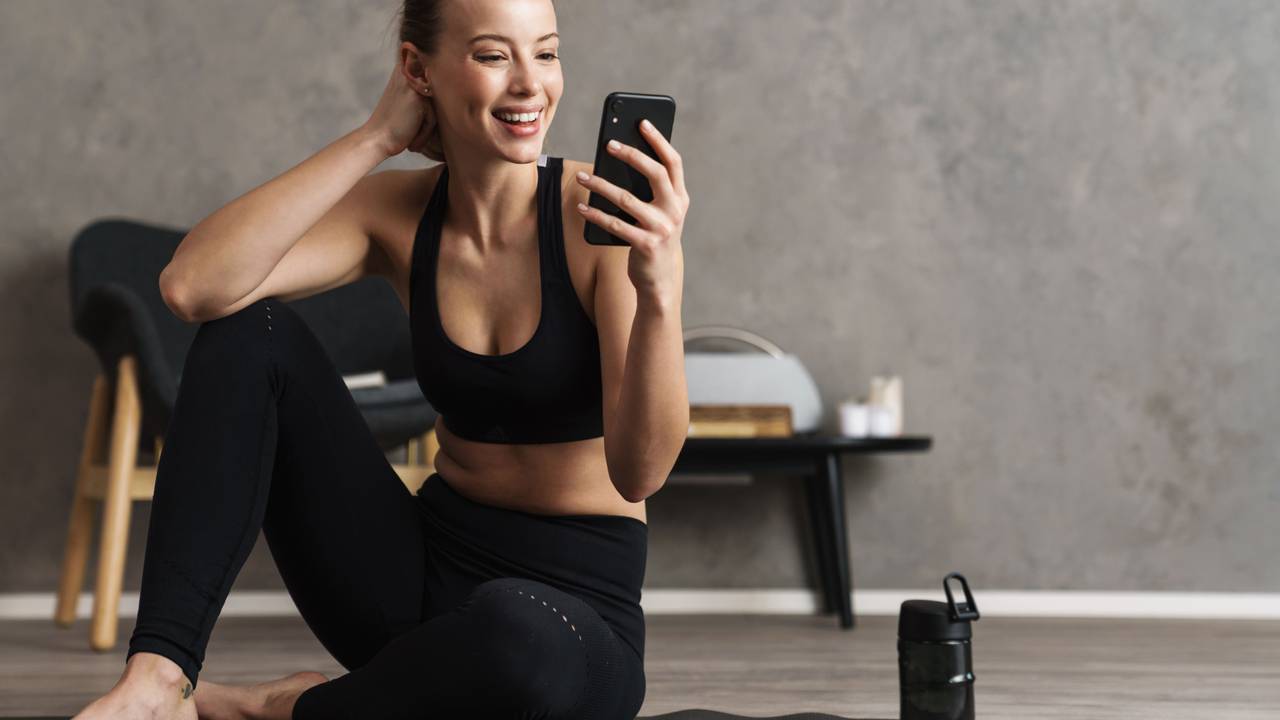 entrenador online motivando a su cliente durante un entrenamiento a distancia