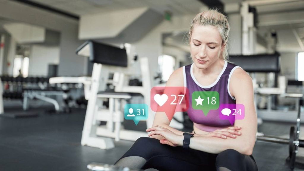 entrenador online buscando clientes por redes sociales