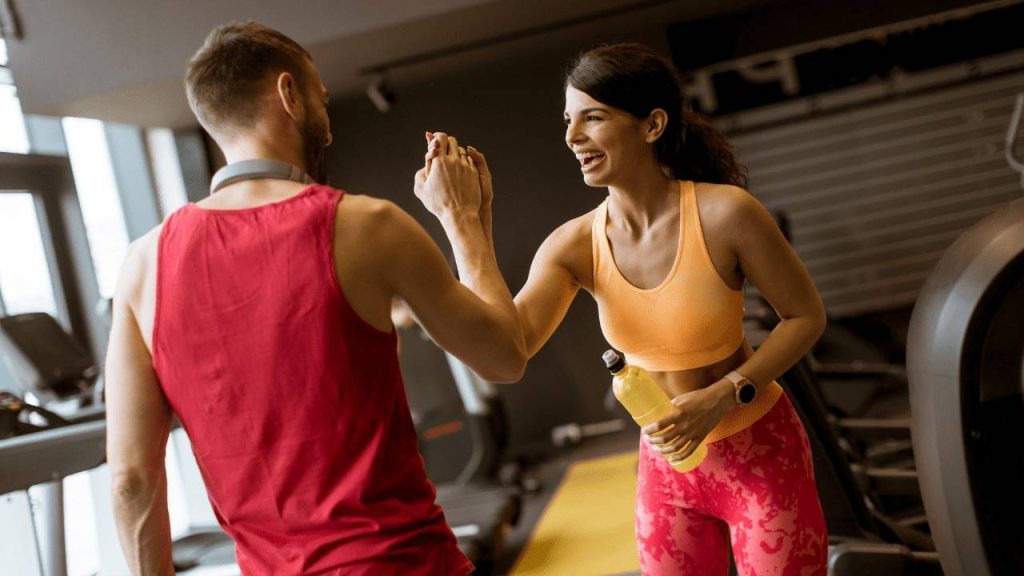 Entrenador online aplicando hábitos de éxito en su negocio de entrenamiento personal